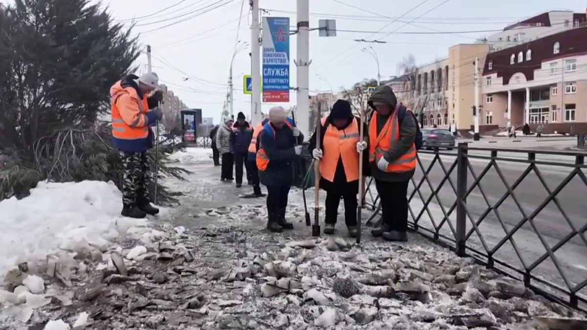 В Тамбове начали очищать остановки общественного транспорта после схода снега