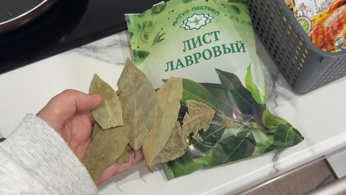 Кладу лавровый лист под коврик у входной двери: эффект потрясающий – даже подумать не могла