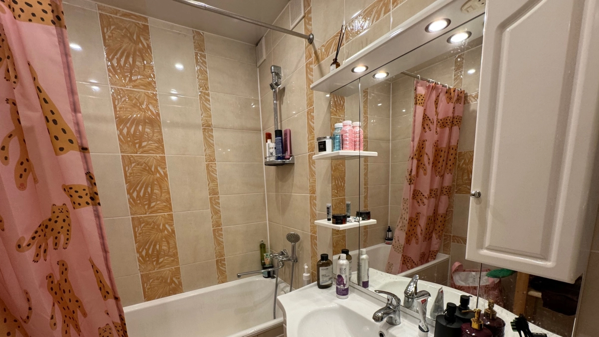 Хватит лепить плитку в ванной: в тренде сейчас совсем другой материал – красивый, недорогой и удобный