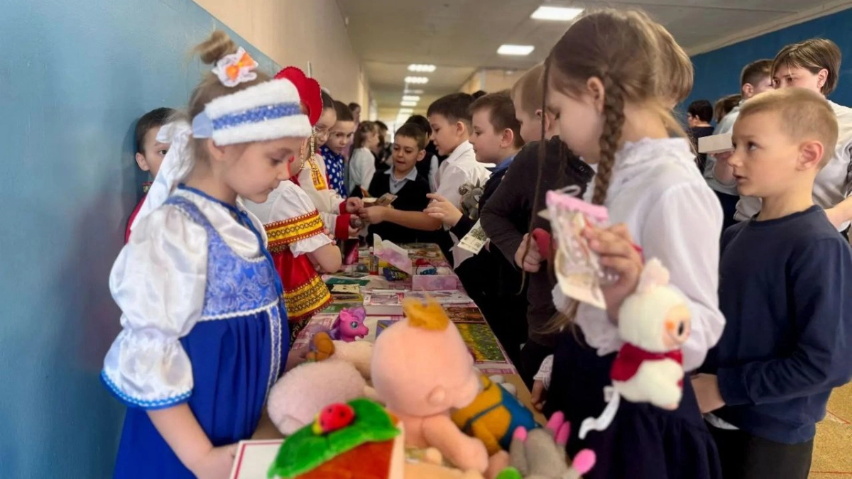 В школе №31 прошла благотворительная ярмарка: часть средств направили участникам СВО и на лечение ребёнка