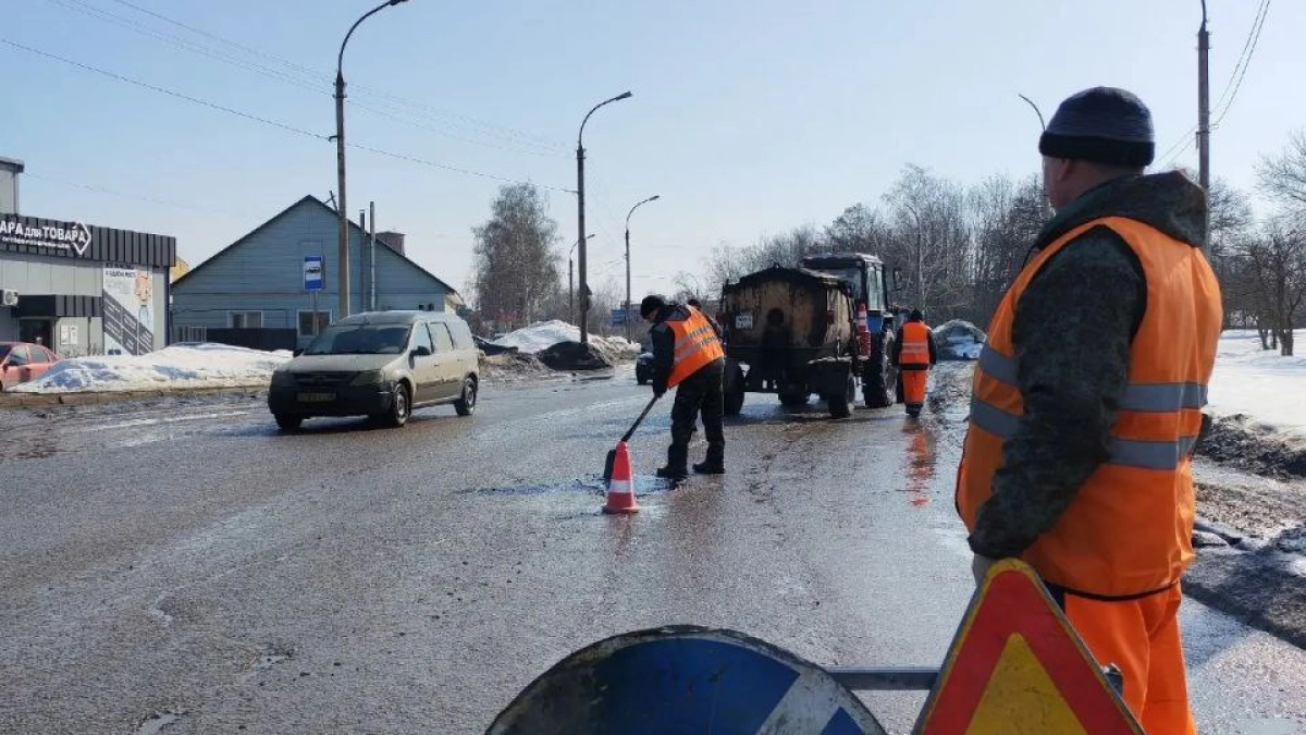 В Тамбове после схода снега начали срочный ямочный ремонт дорог
