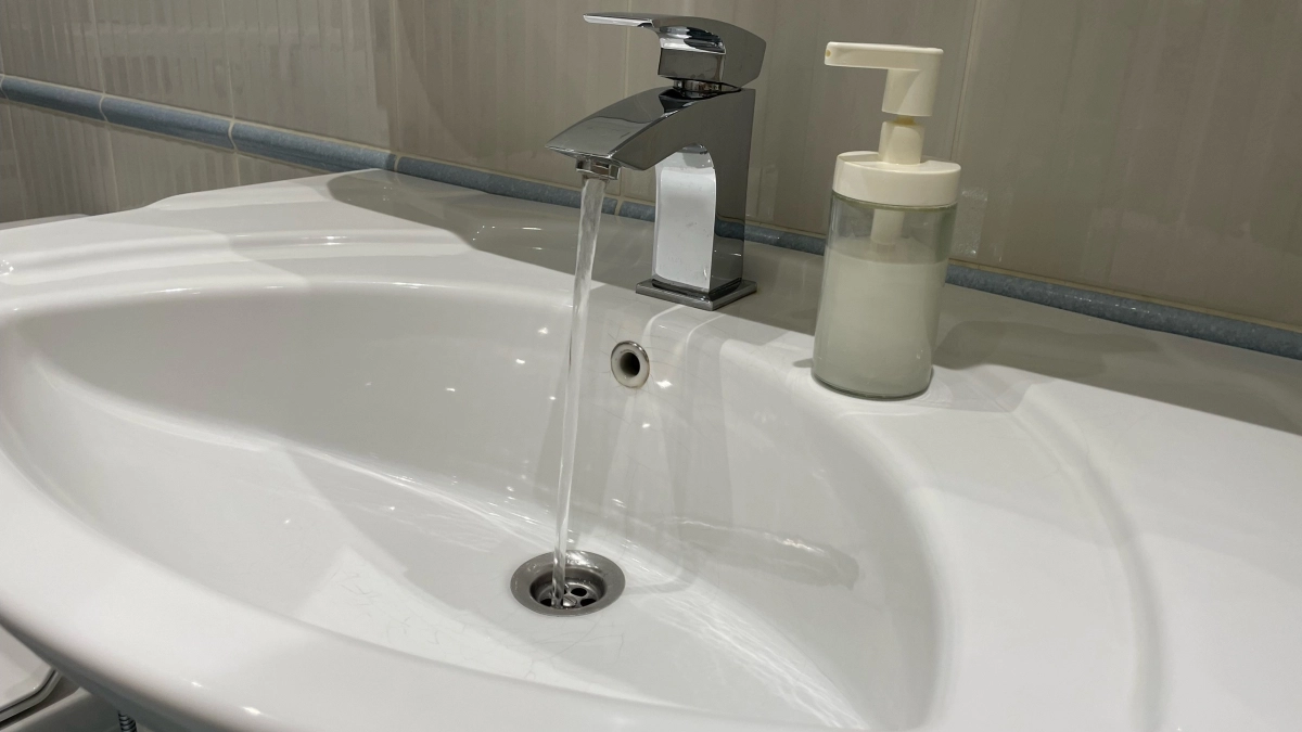 2 стакана - и вода больше не стоит в раковине: знакомый сантехник подсказал, как просто и быстро устранить засор и прочистить слив