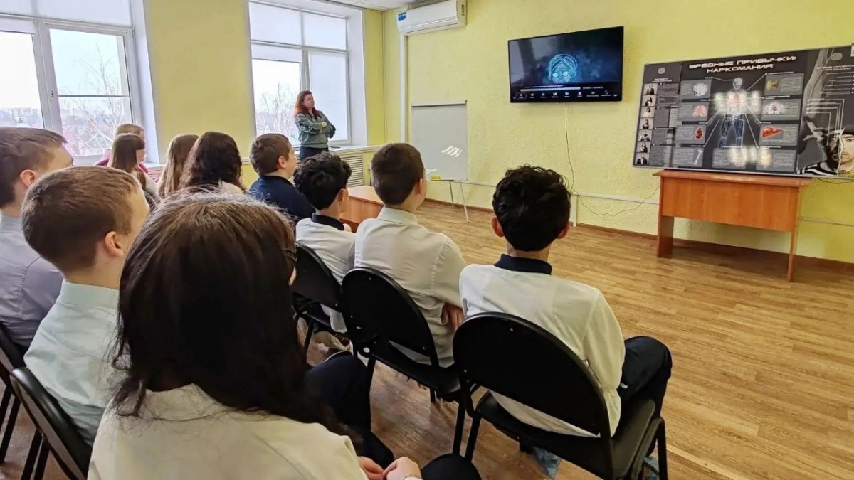 Тамбовским школьникам рассказали, как противостоять вредным привычкам и давлению сверстников