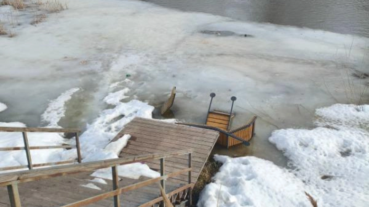 В Моршанске неизвестные выбросили лежаки с набережной в реку