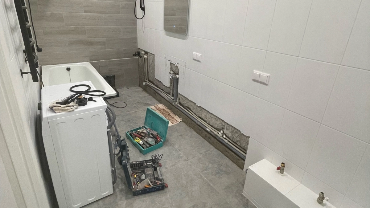 Опытные хозяйки давно не сносят старую советскую плитку: преображают ванну за копейки 