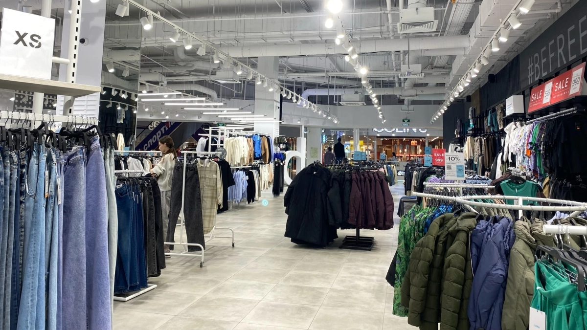 Модницы брюки весной не носят: скупают в магазинах эти модные джинсы по несколько пар