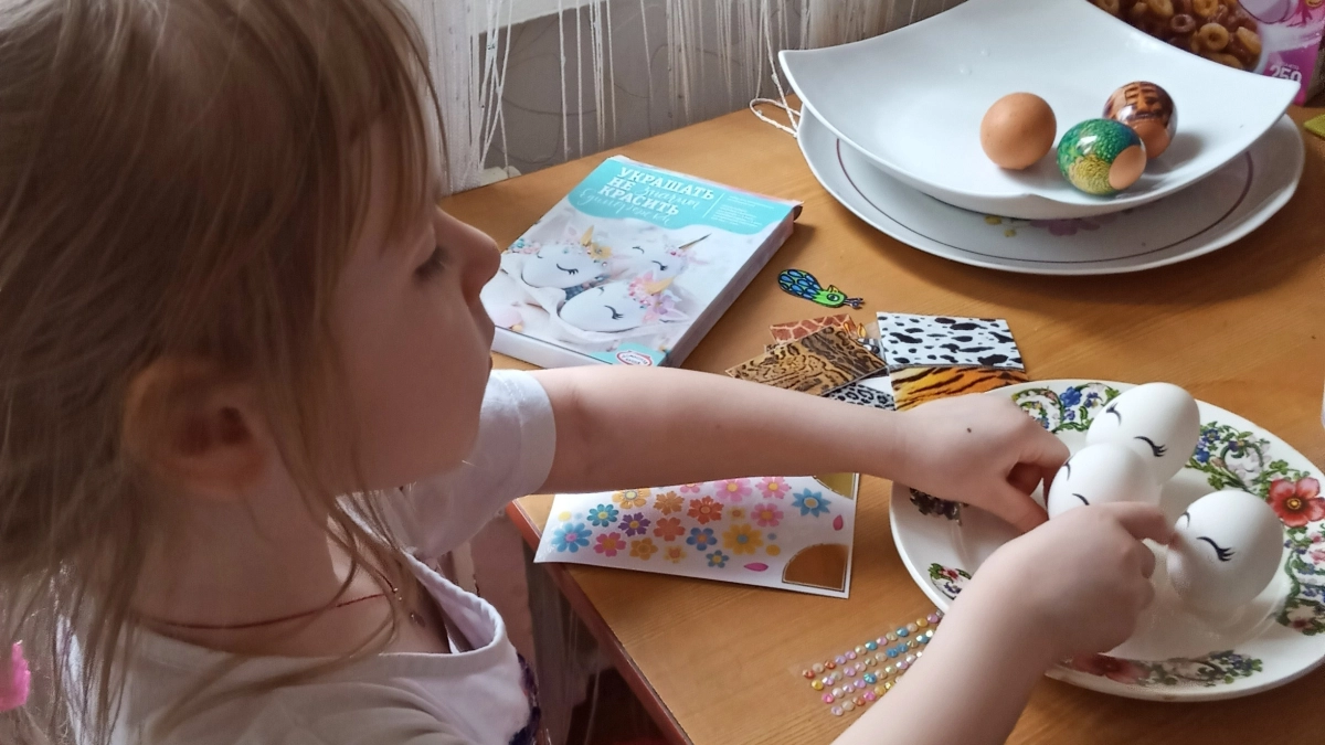 Священник назвал цвета, в которые нельзя красить яйца на Пасху: таких цветов всего три