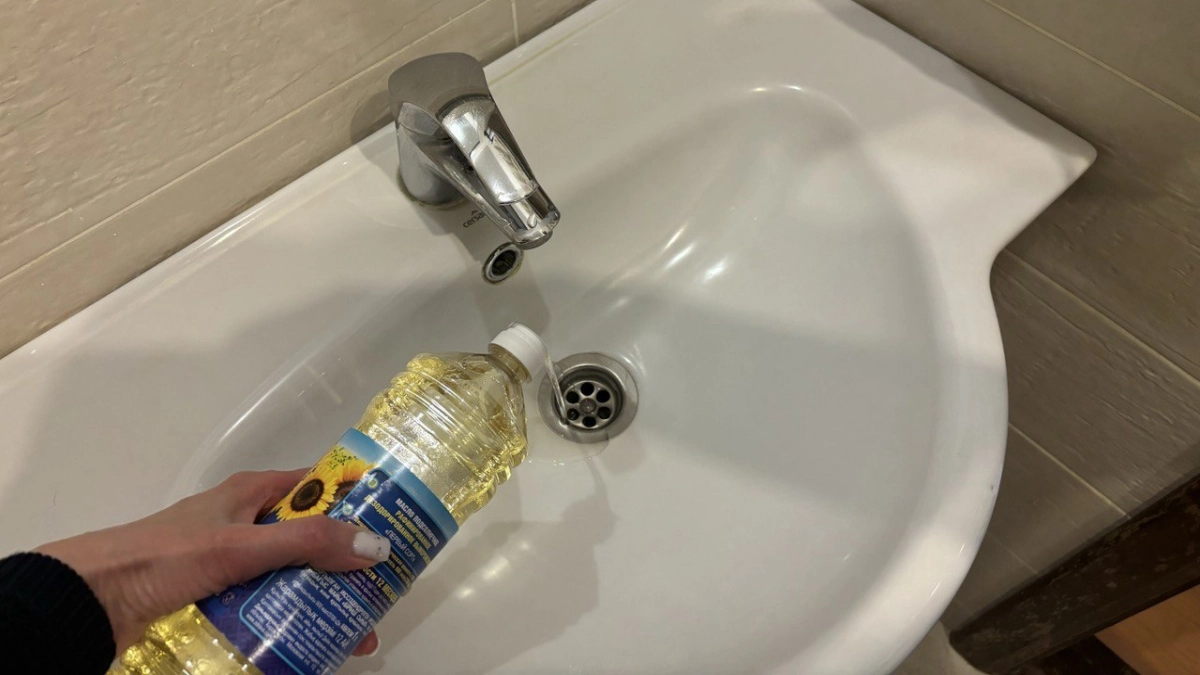 Перед отъездом из дома всегда заливаю подсолнечное масло в раковину - эффект превосходит все ожидания