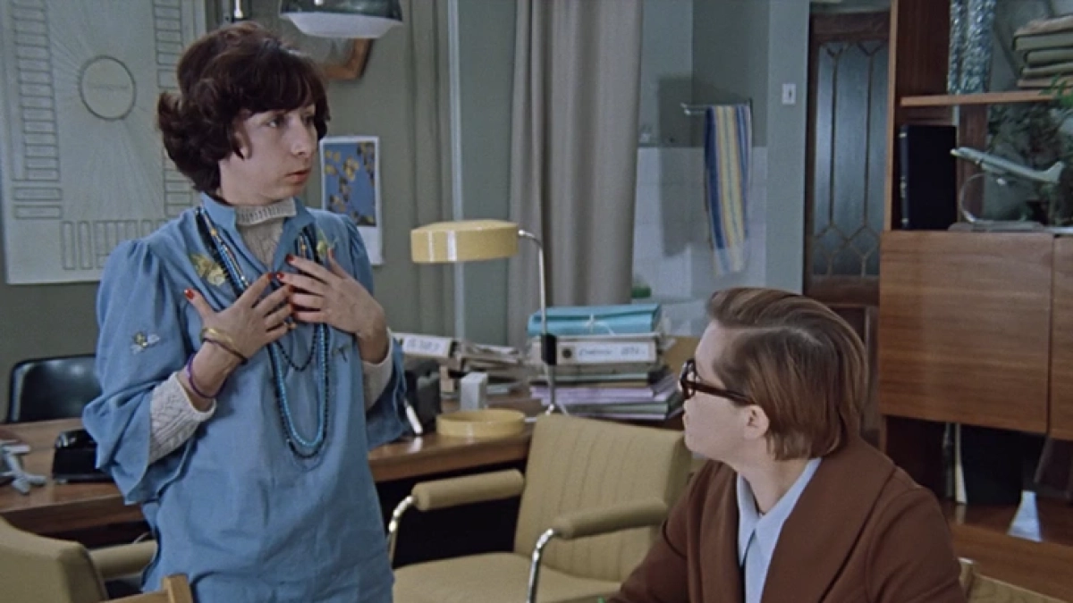 Этот киноляп в фильме «Служебный роман» заметили только через 48 лет: что не так с маникюром Верочки 