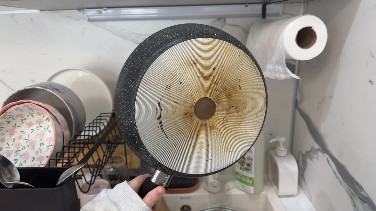 Не вздумайте выбрасывать старые сковородки: 5 интересных способов, как их применить в быту