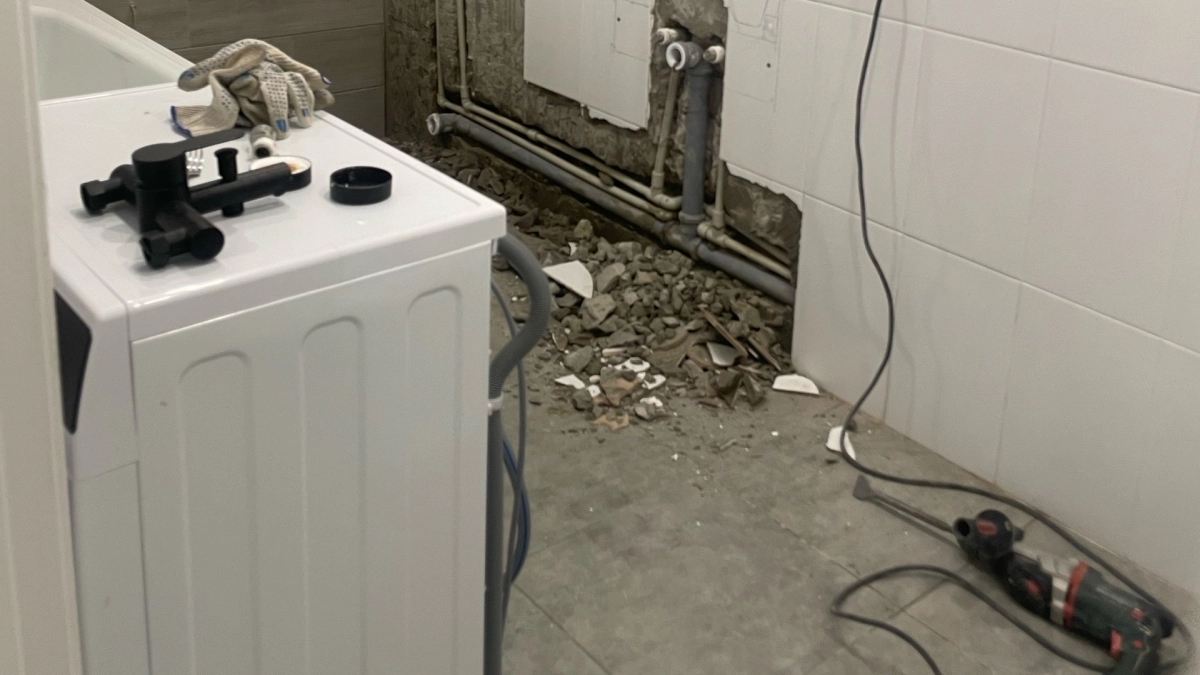 Дорогущая плитка уходит в прошлое: сделала ремонт в ванной с этим материалом - друзья не верят глазам, когда приходят в гости