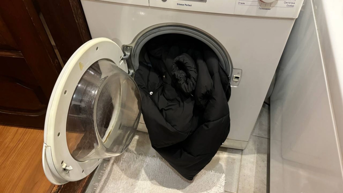 3 дополнительных полоскания плюс теннисные мячики — и пуховик после стирки как новый, без дорогущей химчистки