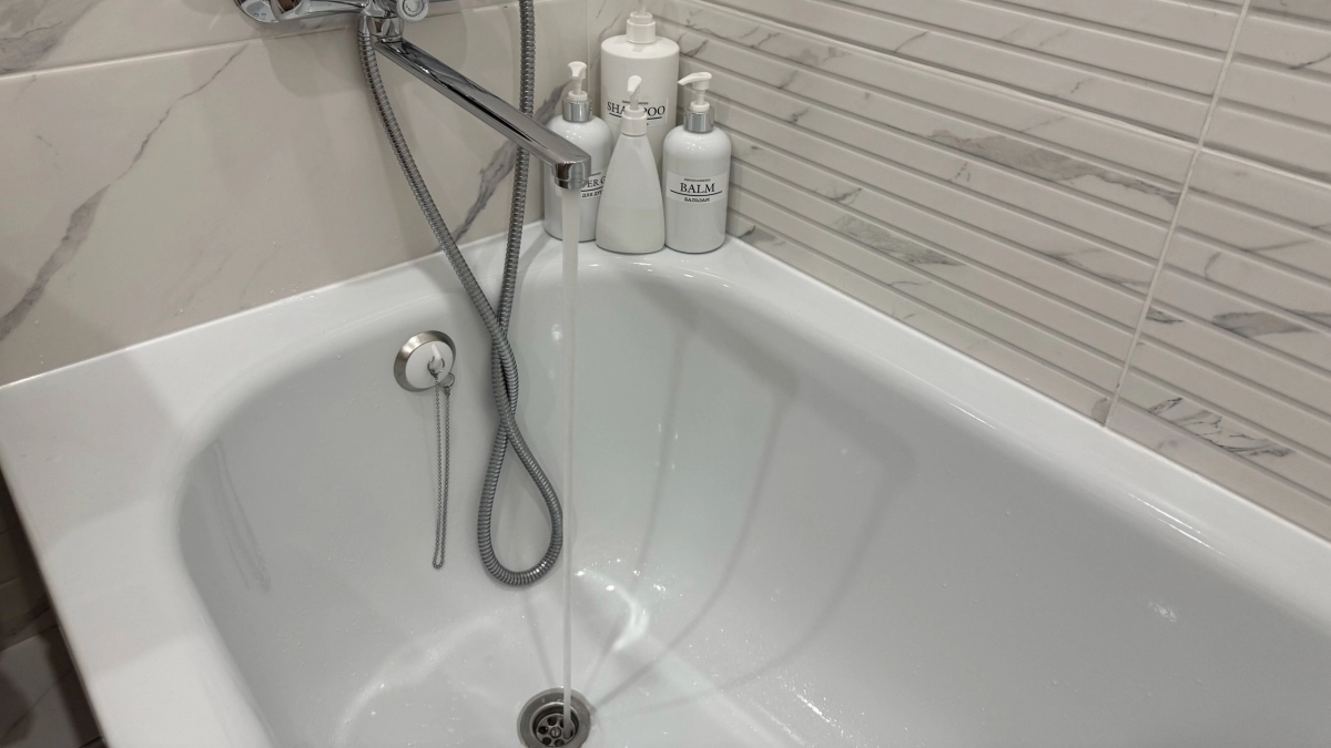 Развожу 50 граммов — и ванна сияет даже в темноте: нет ни ржавчины, ни налета — классный лайфхак