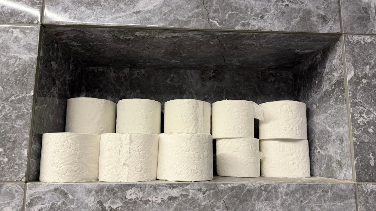 На заводе по производству туалетной бумаги трехслойной никто не пользуется: вот какие рулоны там в уборных