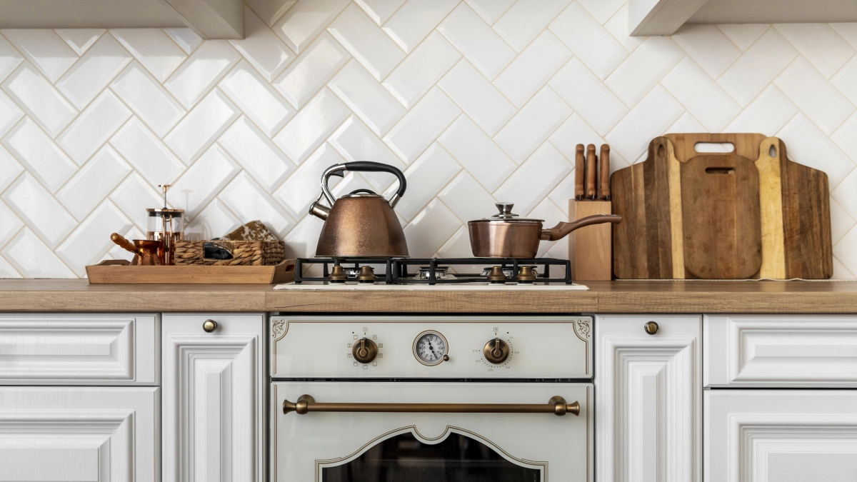 Белые потолки, светлые кухни и стерильная чистота вышли из моды: 11 новых трендов в ремонте в 2026 году