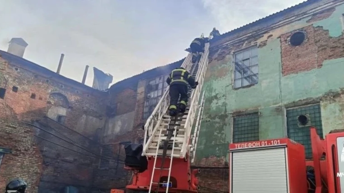 В городе Моршанске успешно справились с огнем на ткацкой фабрике
