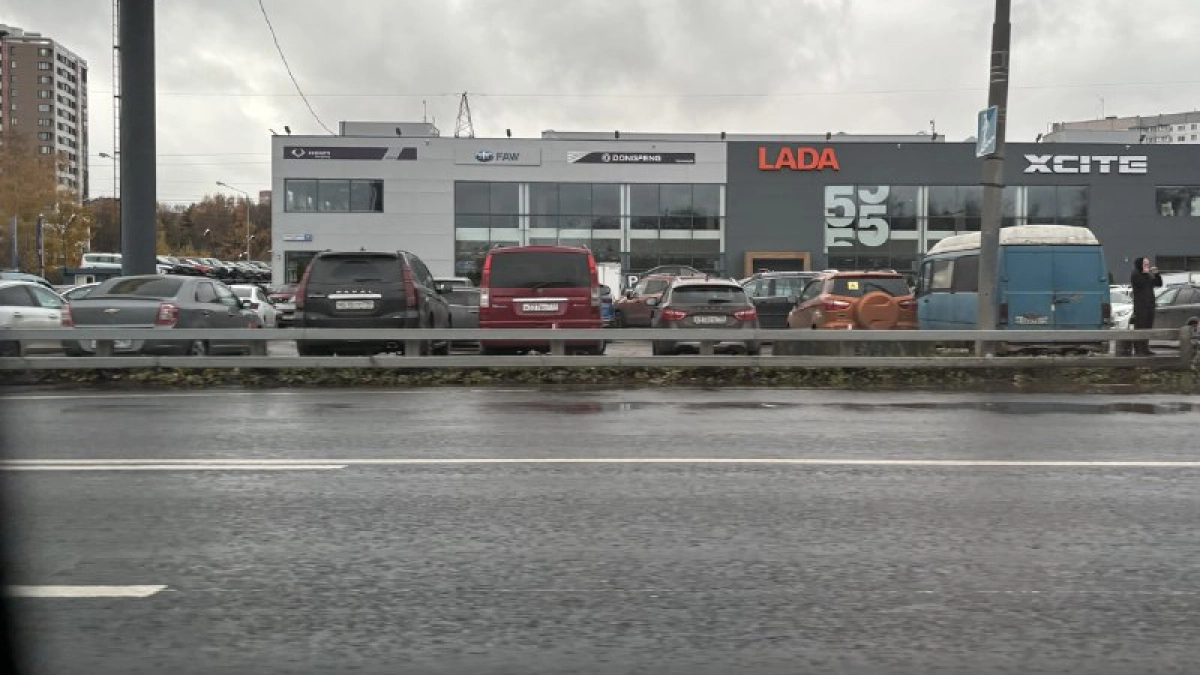 "Нам сказали избавляться от автомобилей любой ценой": знакомый менеджер в салоне Лада рассказал о ситуации на начало марта 2026 