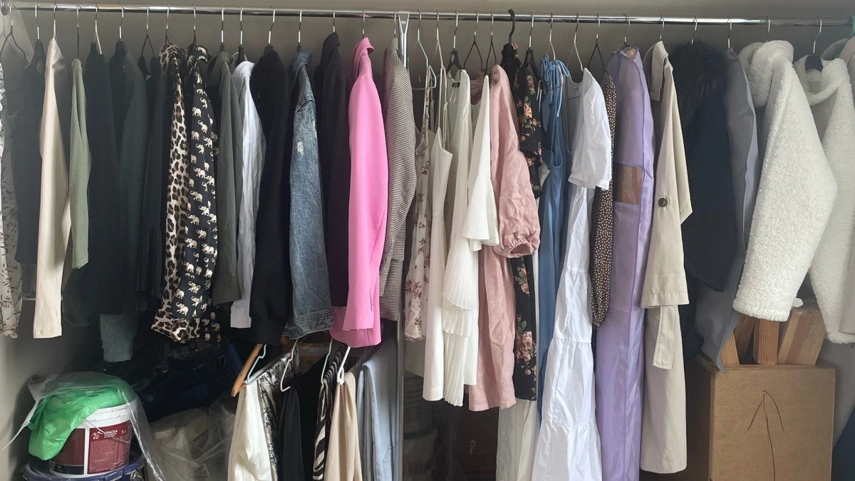 Японский способ складывания вещей освобождает половину шкафа: как сложить, чтобы всё поместилось