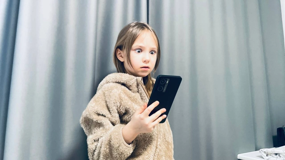 Телефон прослужит дольше, а сон станет крепче: какую функцию стоит отключить прямо сейчас