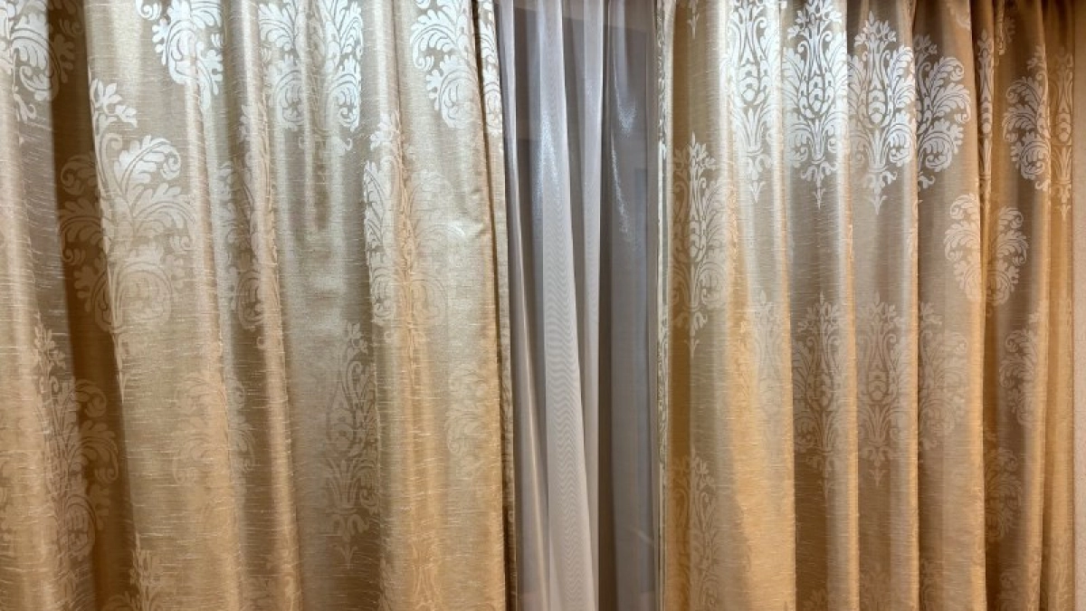 Шторы разгладятся сами: половина колпачка в пульверизатор — и никакой утюг не нужен