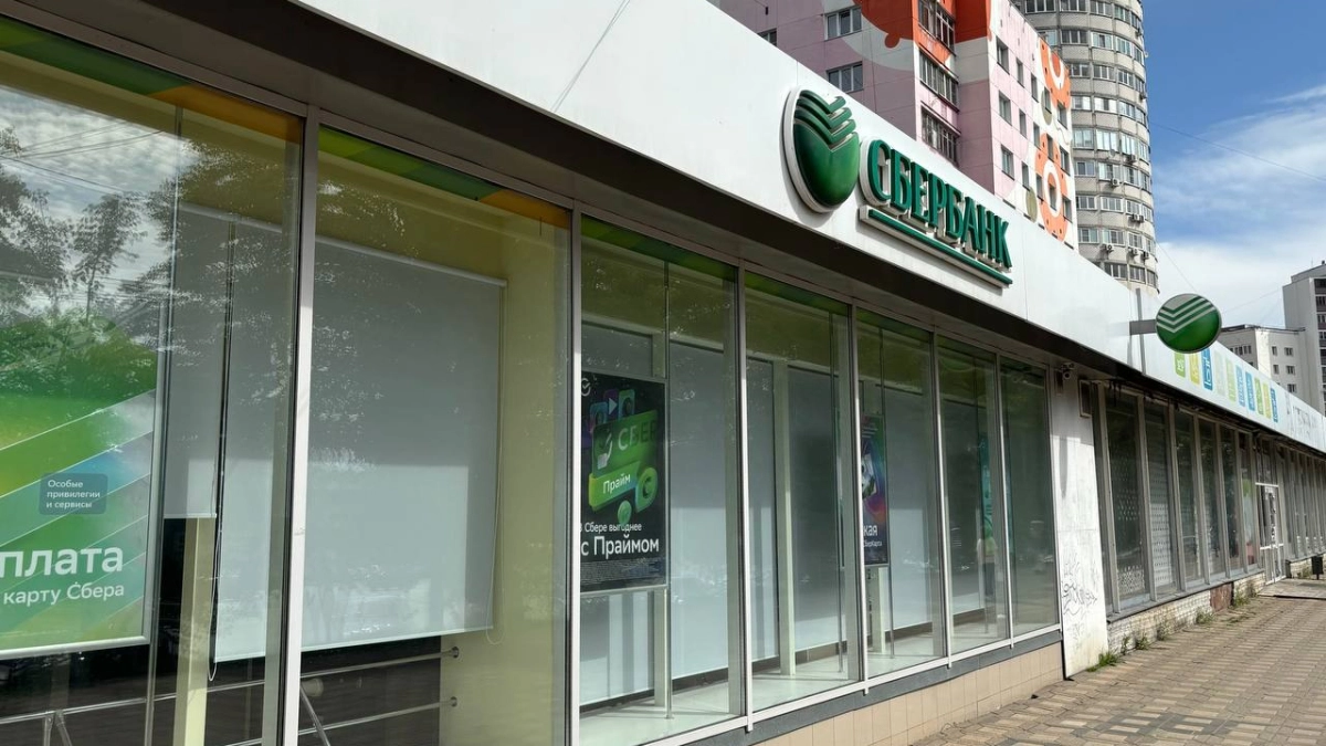 В апреле Сбербанк вводит новые правила списания денег с банковских карт: что важно знать
