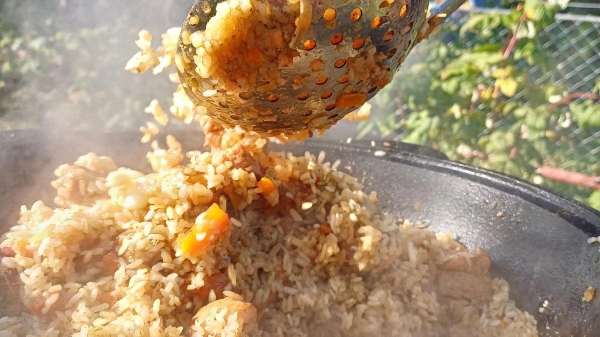 Горячая или холодная: какой водой нужно заливать рис для плова — эту ошибку делает большинство