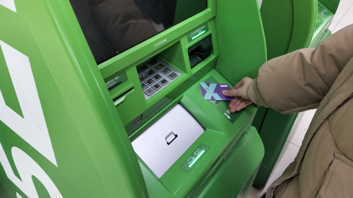 Россиянам ограничат возможность пользоваться своими деньгами на банковских картах: что важно знать