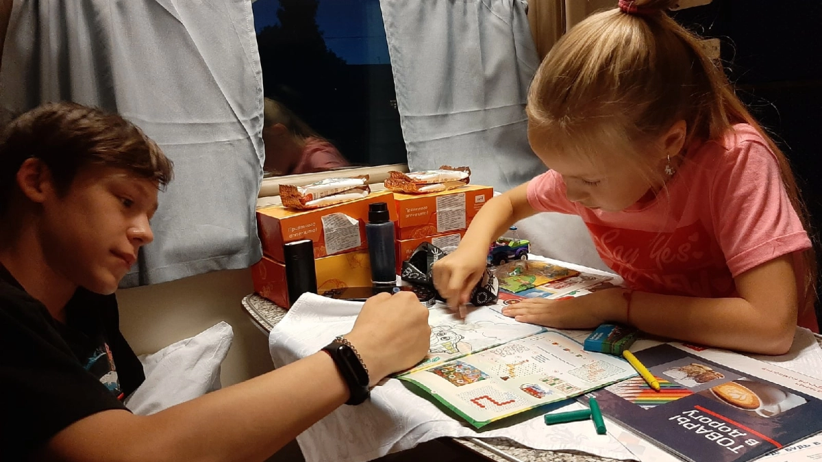 Всем, кто путешествует с детьми: юрист рассказал, чем могут обернуться шумные детские игры в вагоне поезда