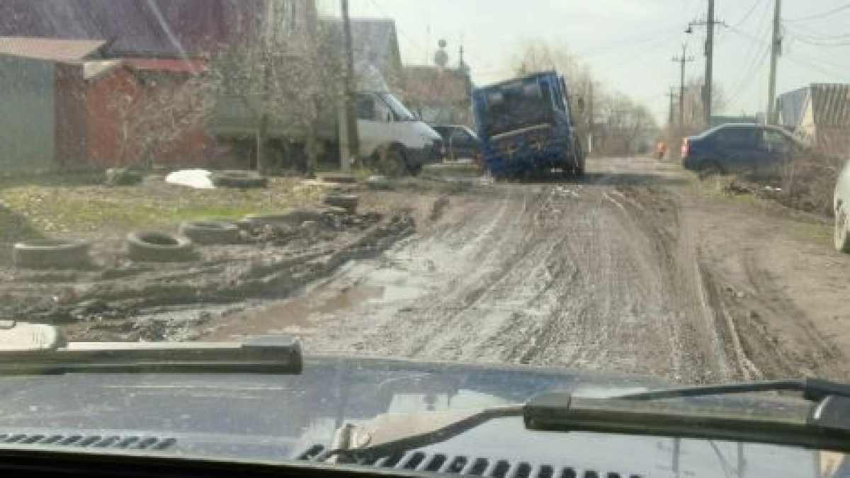 В Моршанске мусоровоз провалился на разбитой дороге