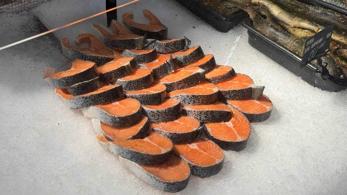 Что не так с красной рыбой из Китая, которой теперь массово заполняют полки российских магазинов