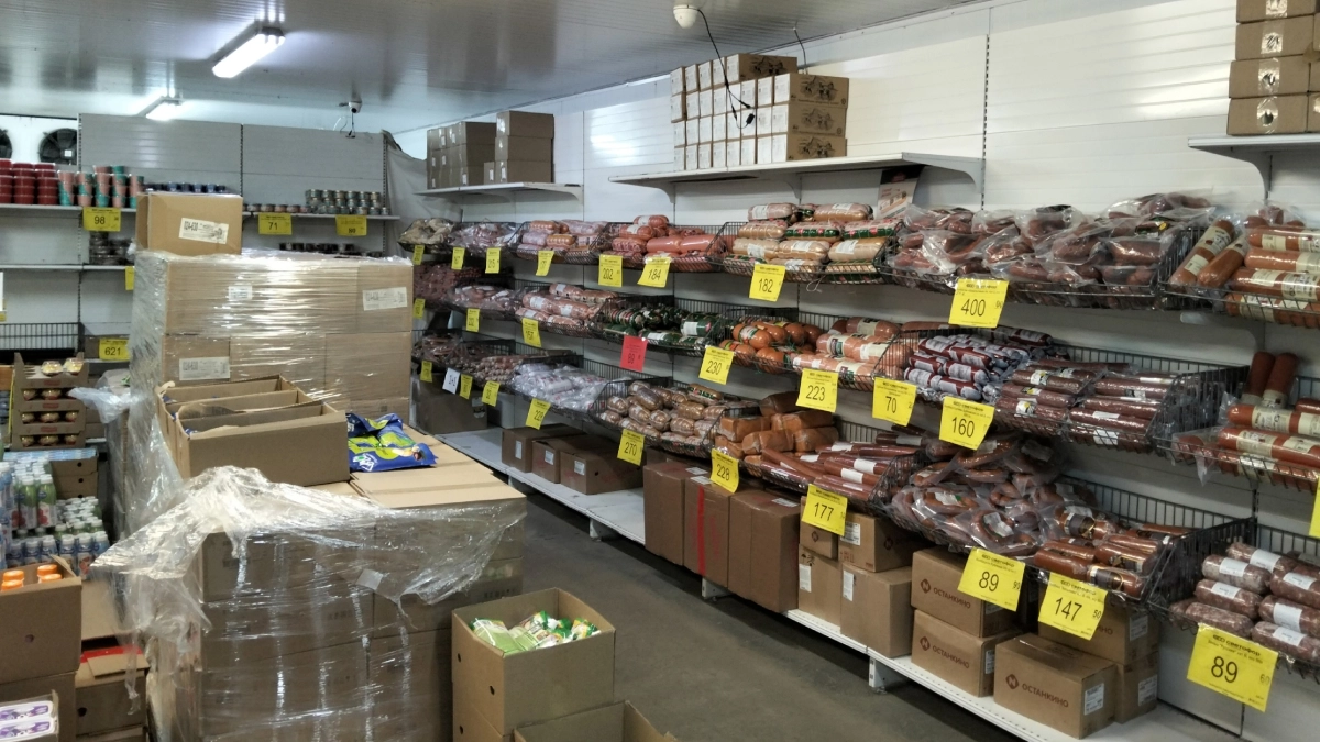 Подруга-продавец рассказала, зачем люди берут в "Светофоре" по 10–20 палок колбасы и по 20 кг сосисок