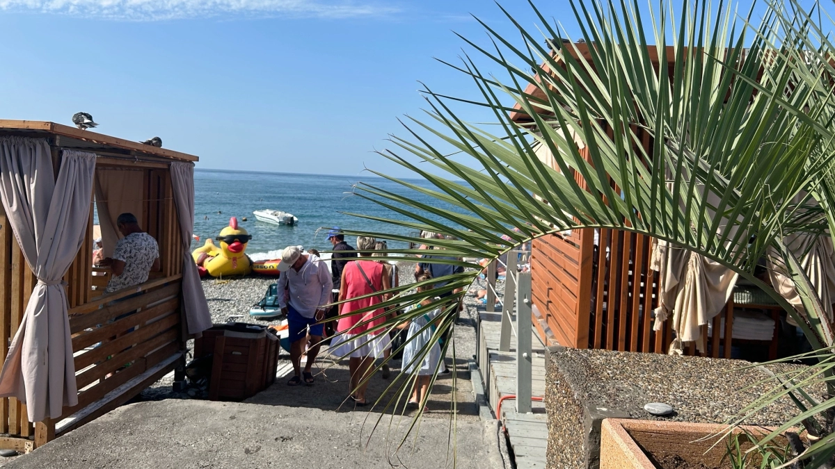 Россияне ликуют: детям в Абхазию снова можно въезжать без "загранника" — билеты уже расходятся пачками