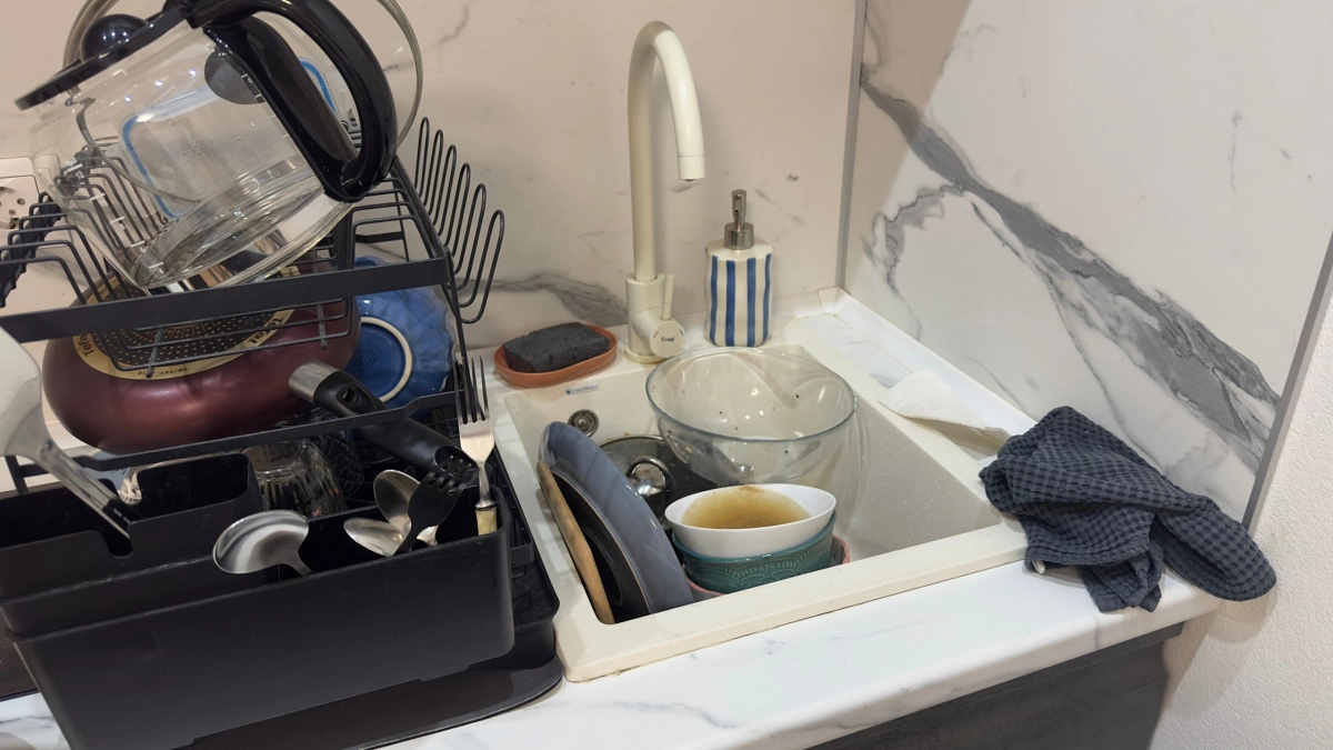 Почему нельзя мыть посуду в гостях - стоит знать каждой хозяйке