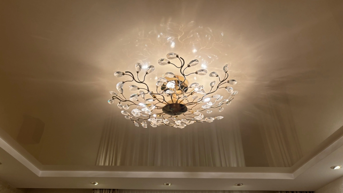 Люстры - уже прошлый век: в квартирах к потолку теперь крепят другое - 4 модных световых решения