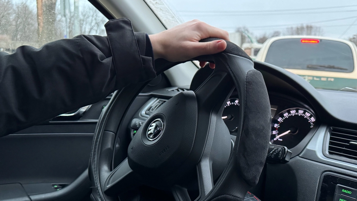 Левый или правый: какой поворотник правильно включать при выезде на шоссе с прилегающей дороги, чтобы избежать штрафа