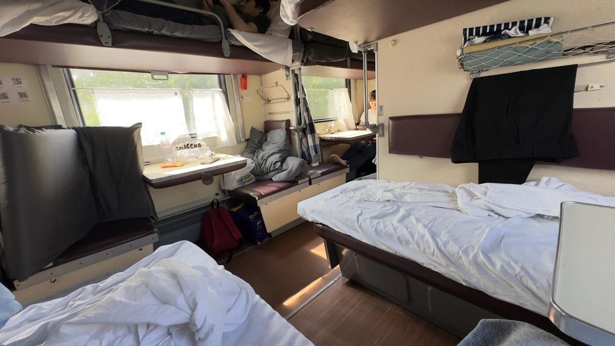 "Не стану сдавать из принципа": когда в поезде пассажир обязан собрать постельное белье и отнести проводнику