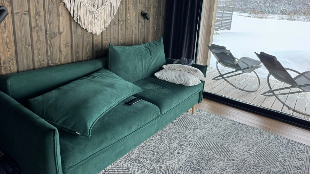 Ставить диван к стене - прошлый век: 4 современных решения для уютной гостиной