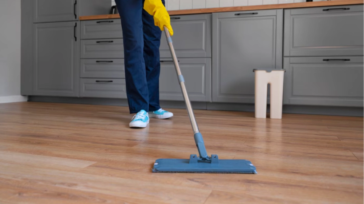 Начала мыть полы соленой водой — вся семья сразу заметила перемены: зачем добавлять соль в воду при уборке