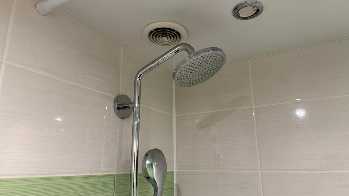 Привязываю на ночь пакет — душевая лейка наутро как новая: мощный напор и никакого налета