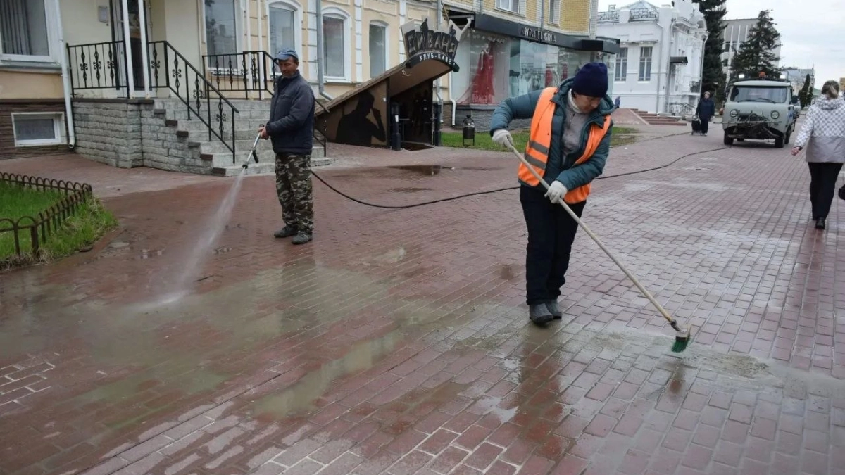 В Тамбове после дождей начали обновлять дорожную инфраструктуру и мыть улицы