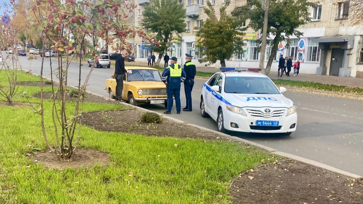 Не вздумайте открывать багажник и капот по первому требованию ГАИ без протокола: как водителю вести себя правильно