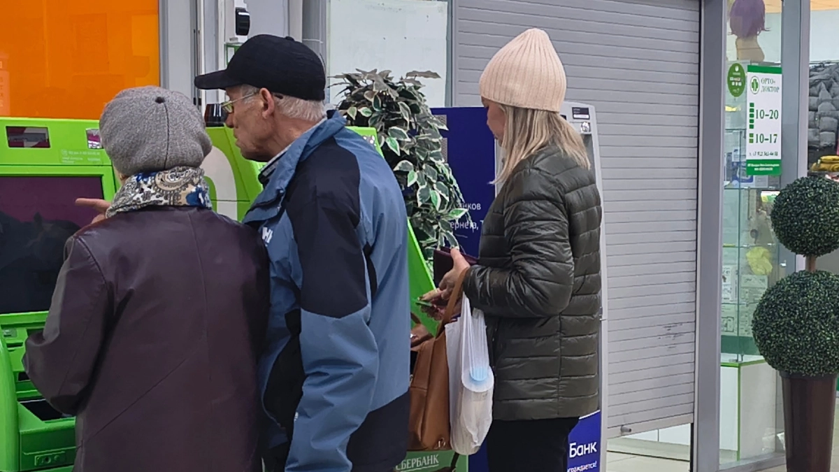 Почему стоит снять деньги с банковских карт до майских праздников - совет экспертов