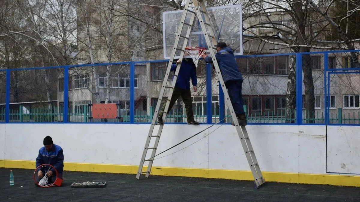В Тамбове продолжают приводить в порядок хоккейные площадки во дворах