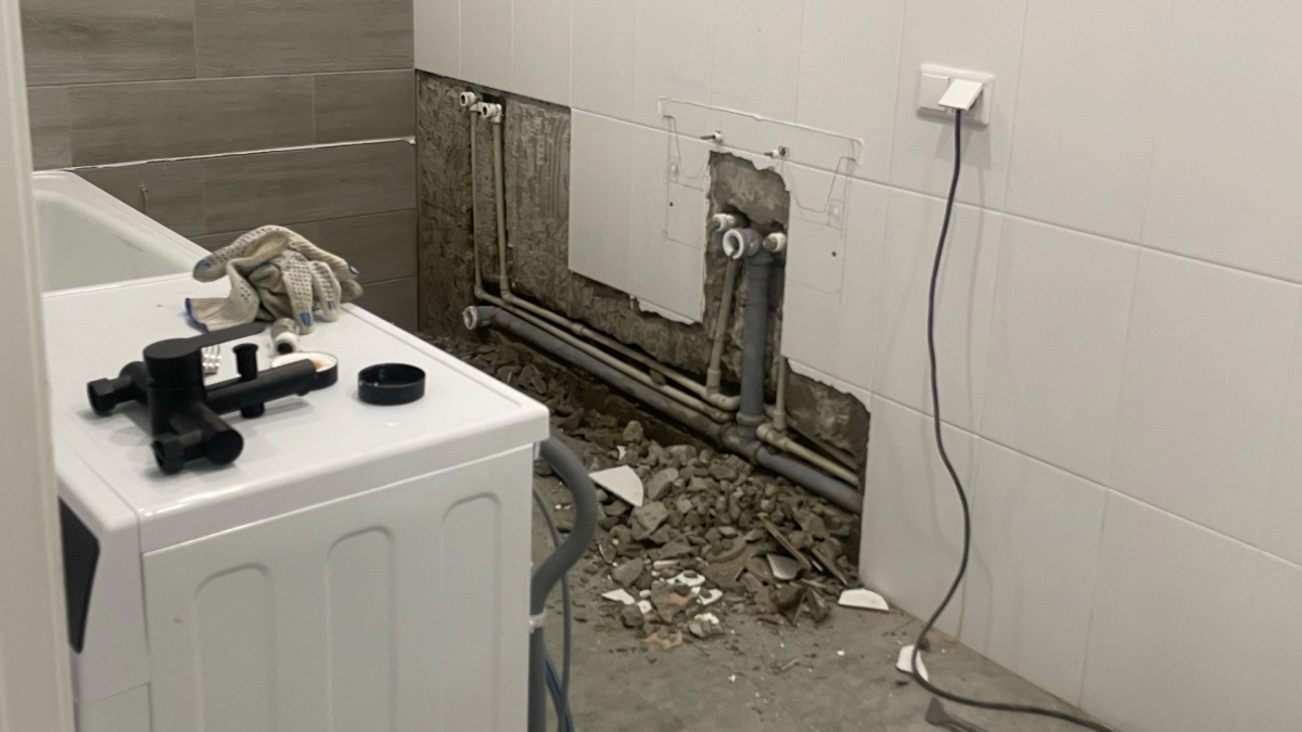 Хватит городить короба из гипсокартона: увидел, как немцы скрывают трубы в санузлах, сделал так же - красиво и доступ есть всегда