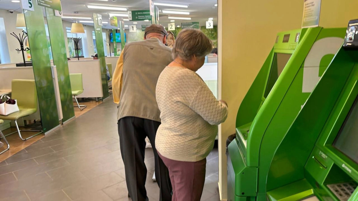 Всем, кто получает пенсию на карту: почему не стоит переводить деньги с пенсионной карты на другие счета - запомните