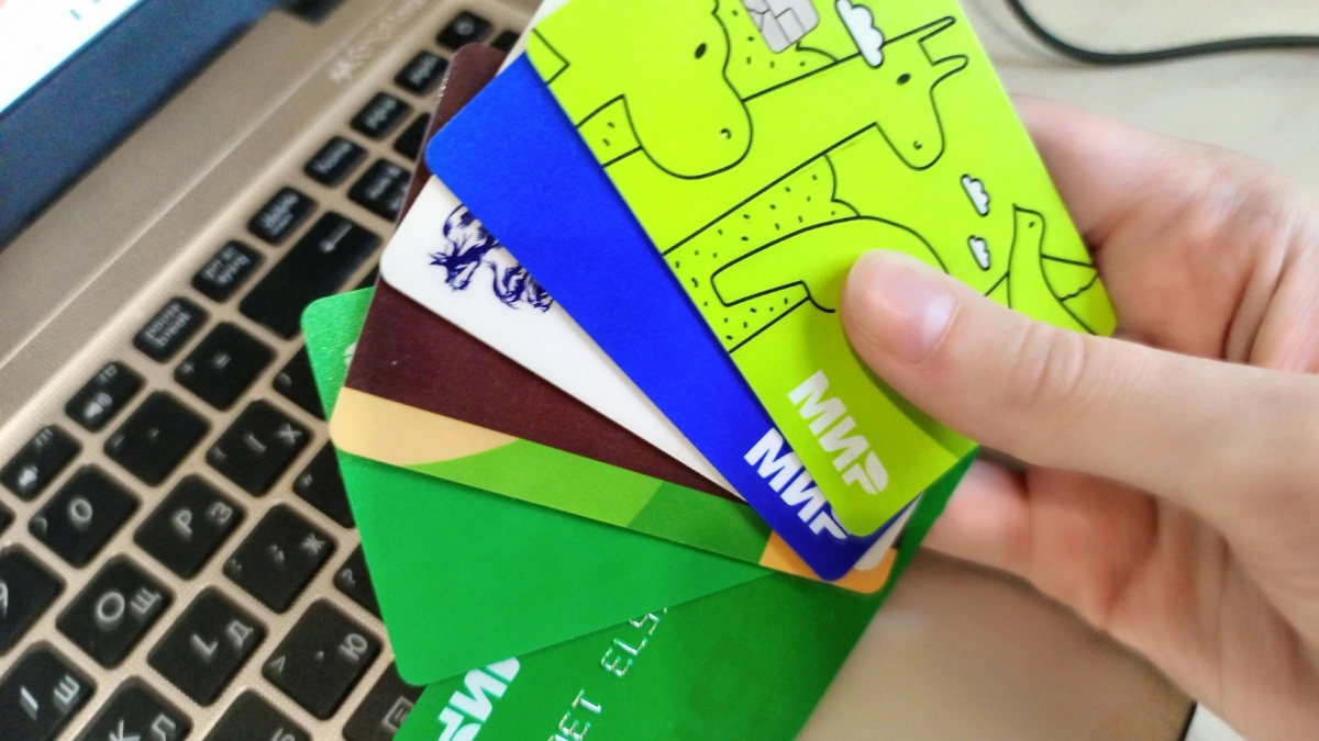 Владельцев карт "Мир" ждут важные изменения с 2026 года: о чем стоит знать заранее