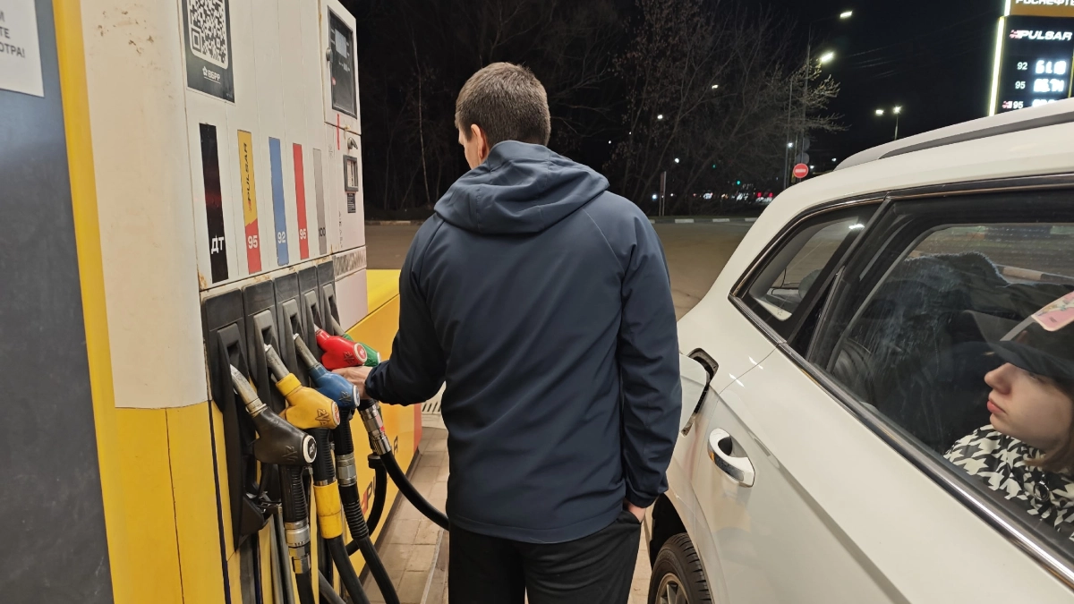 Водителей предупредили о новых правилах: с мая платить за бензин и вести себя на заправках придется иначе