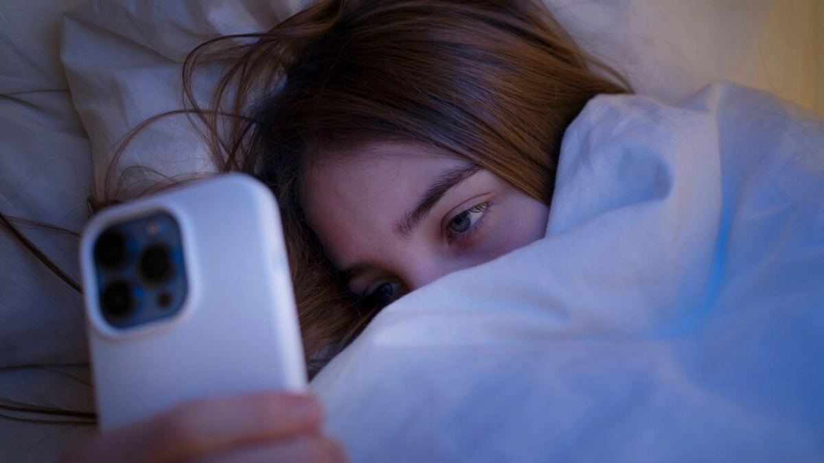 Телефон прослужит дольше, а сон будет крепче: какую функцию лучше отключить прямо сейчас