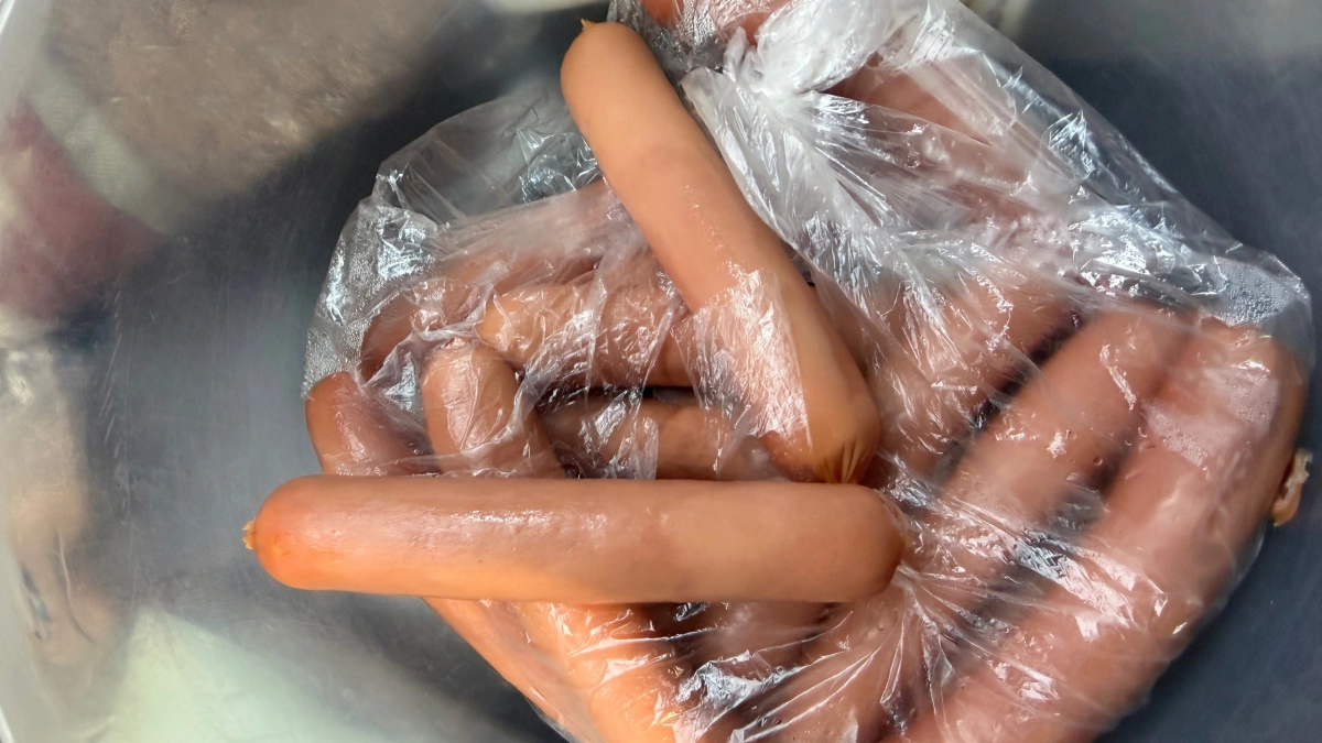 Можно смело брать - внутри чистое мясо: Роскачество назвало лучшие марки сосисок