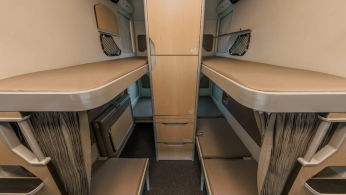 Шире и длиннее: РЖД запускает новые вагоны - пассажирам обещают больше личного пространства